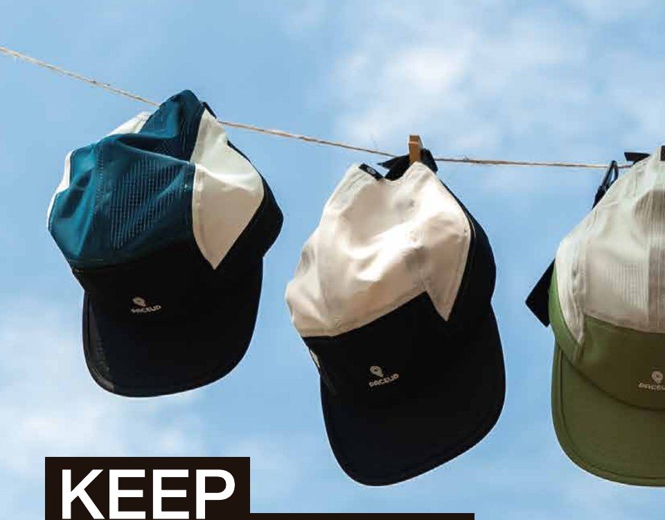 Gorras Paceup colgadas en un tendedero contra el cielo