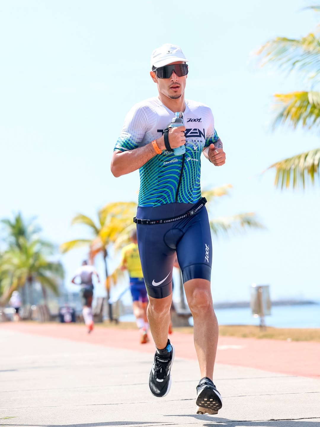 Triatleta corriendo con gorra Paceup blanca en el Ironman 70.3 Panamá