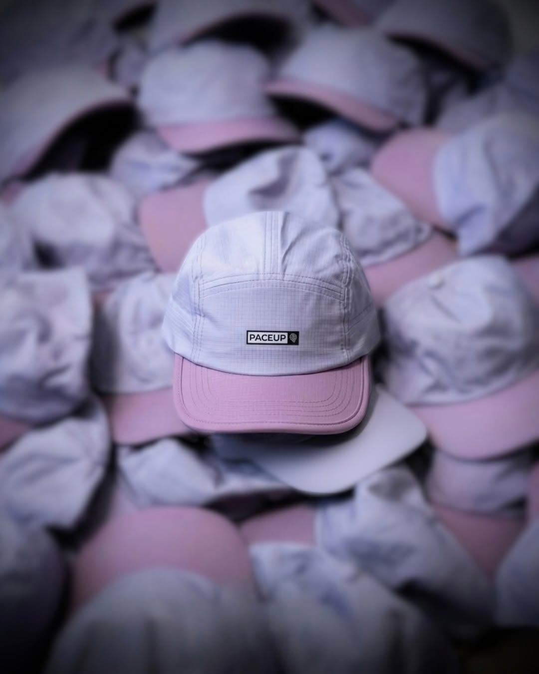 Gorras Paceup color lila apiladas