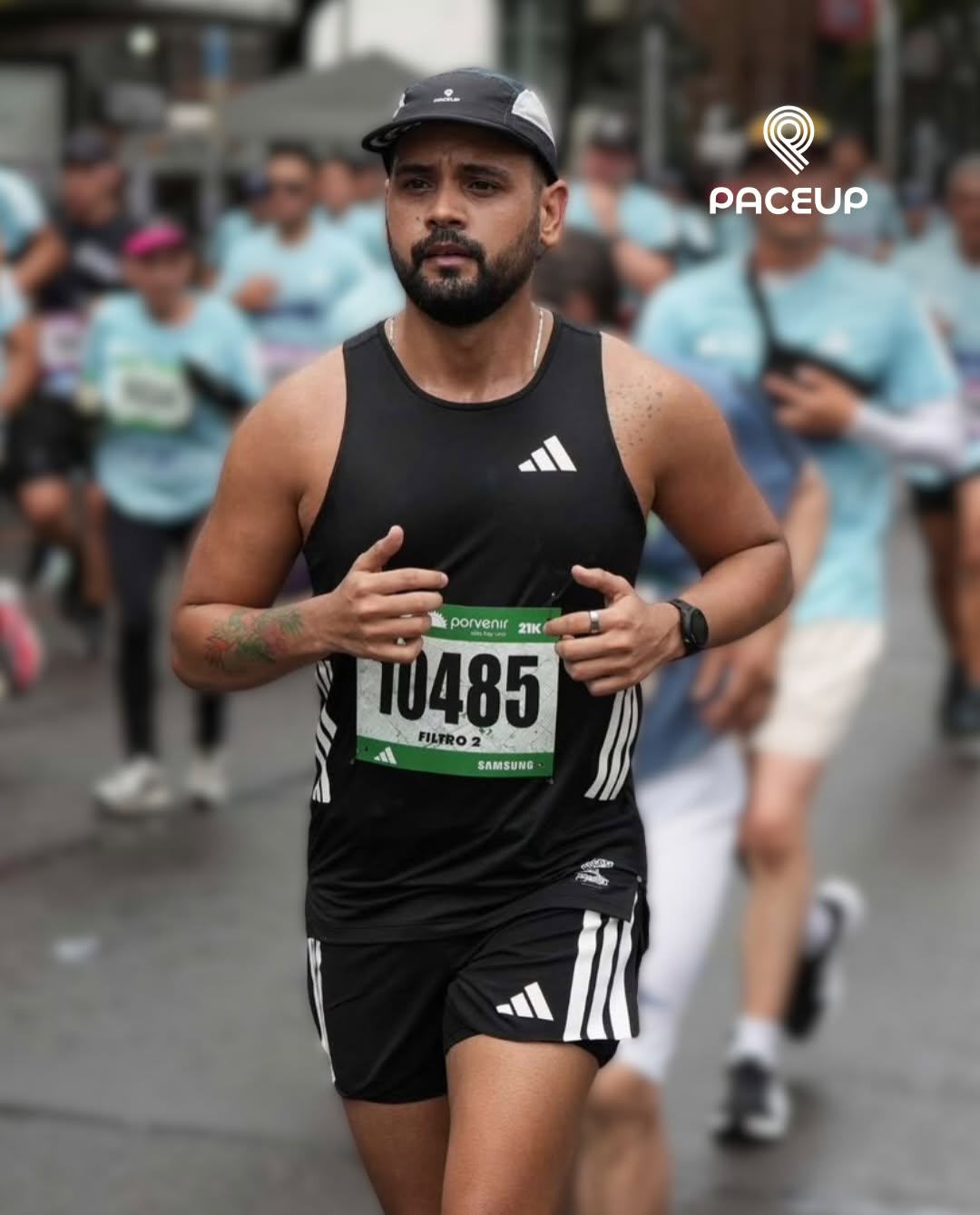 Corredor con dorsal y gorra Paceup negra en plena carrera