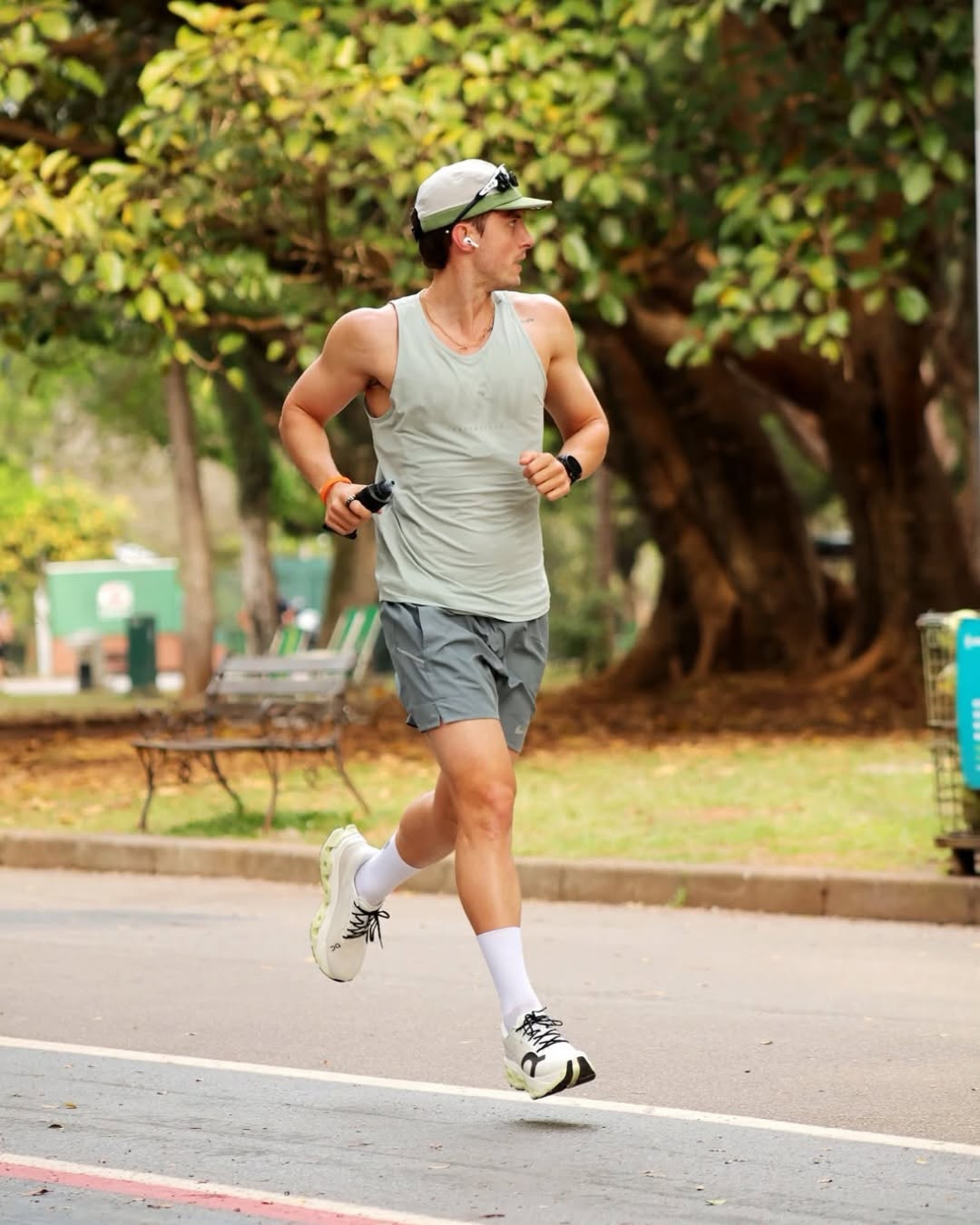 Corredor entrenando en un parque con gorra Paceup