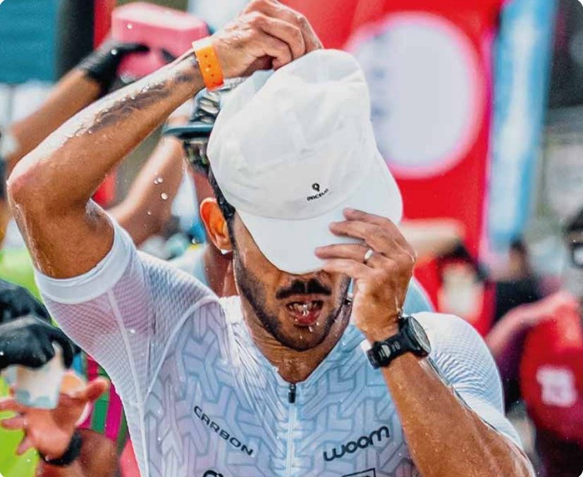 Triatleta ajustándose la gorra Paceup en carrera